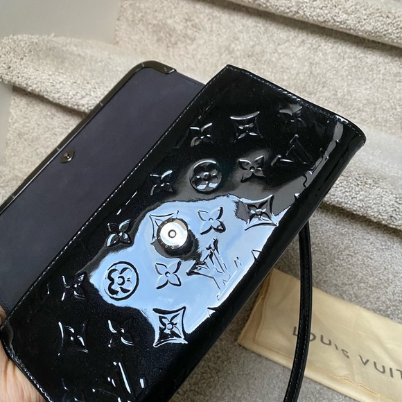 HOLD. Louis Vuitton vernis clutch with strap - Picture 11 of 12